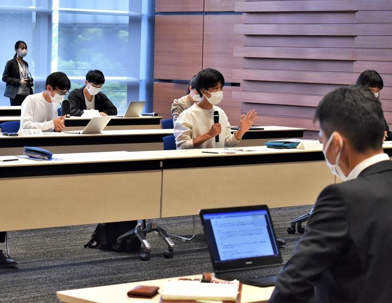 学生のプレゼンが行われた千葉大×京葉銀ｅｃｏプロジェクトの企画会議＝３０日、千葉市中央区の同行千葉みなと本部
