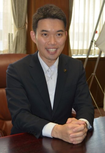 インタビューに答える鈴木市長＝四街道市役所