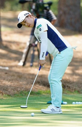 練習場で調整する西郷真央＝パインニードルズＧＣ（共同）
