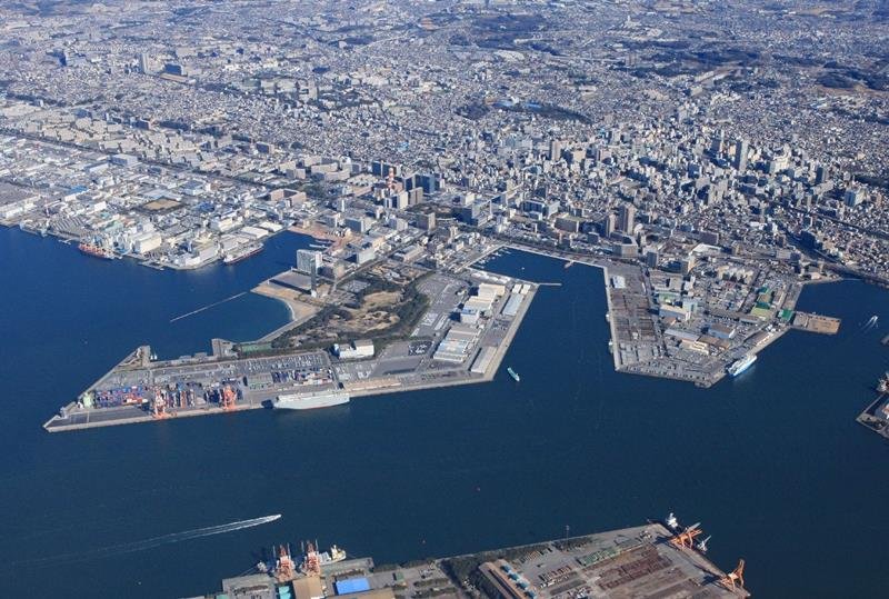 再編事業が本格スタートした千葉港千葉中央地区の千葉中央埠頭（左）と出洲埠頭＝千葉県提供

