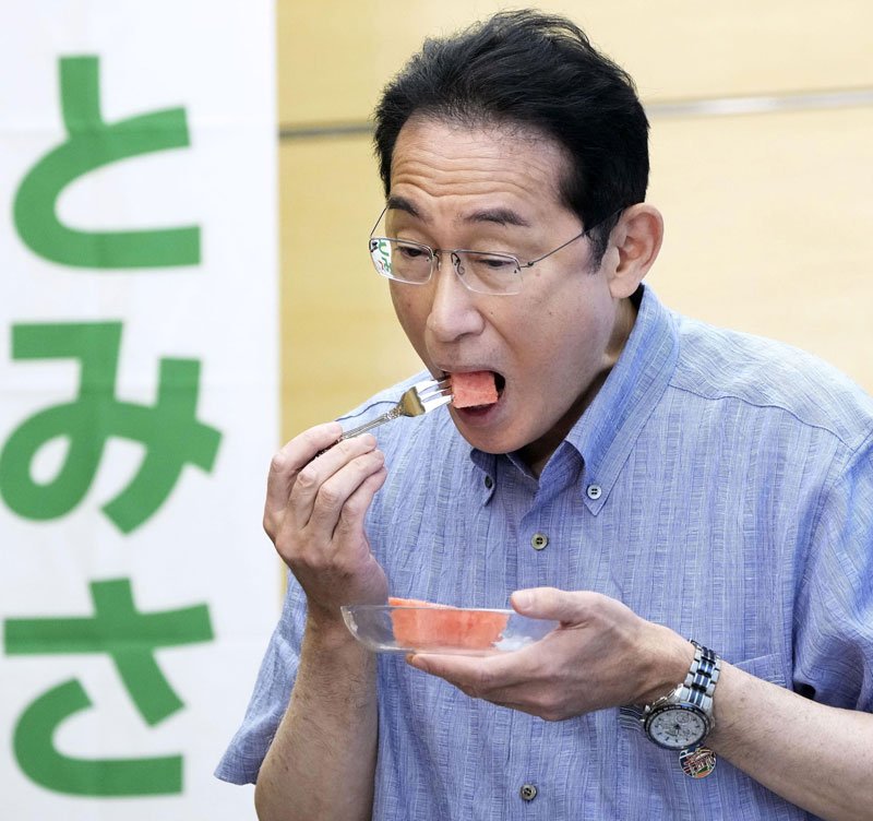 富里市から贈呈されたスイカを試食する岸田首相＝７日午前、首相官邸（共同）