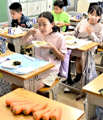 給食で「船橋にんじん」（手前）を使ったキャロットライスやゼリーを味わう南本町小の児童たち＝１４日昼、船橋市