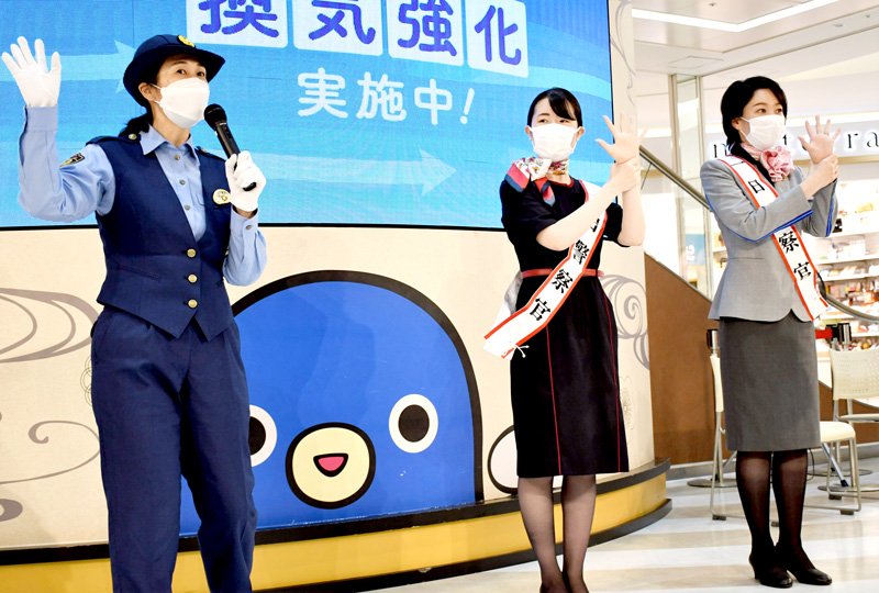 女性警察官から教わった護身術を実演する航空会社のスタッフ＝成田市