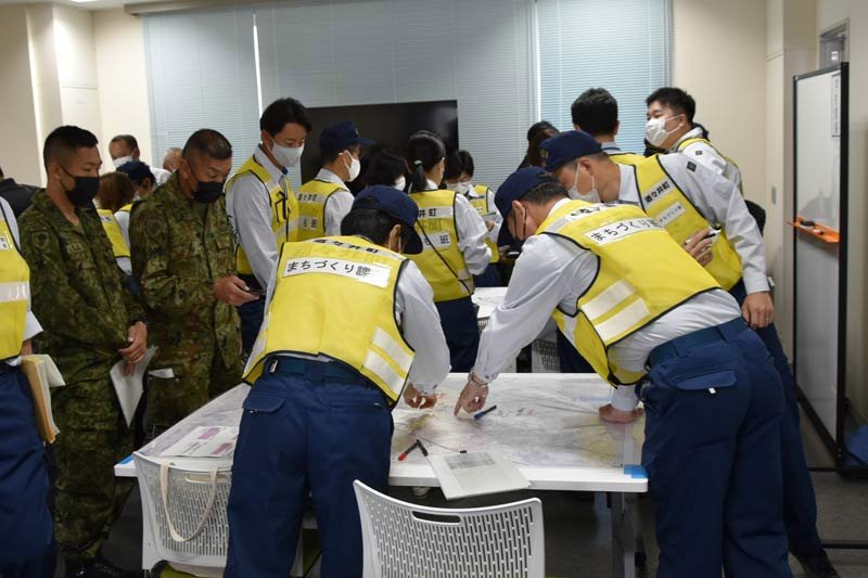 酒々井町役場に設置された災害対策本部で情報収集にあたる町職員ら＝１９日、酒々井町中央台