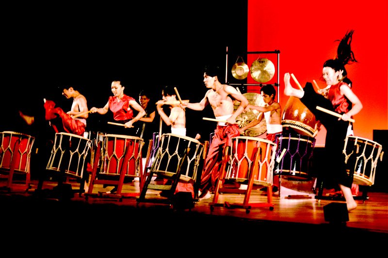 ３年ぶりに一般客を入れた定期演奏会「夜祭」で熱演する八千代高和太鼓部「鼓組」のメンバー＝１８日、八千代市