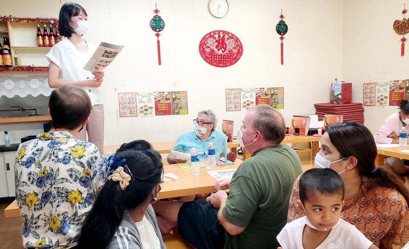 昨年６月に開かれた「おしゃべりカフェ」の様子（鴨川市国際交流協会事務局提供）