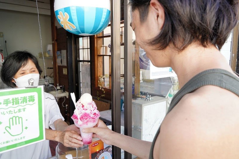 今年初めて真夏日になり、涼を求める客が次々と足を運んだ勝浦市のかき氷店＝２８日午後