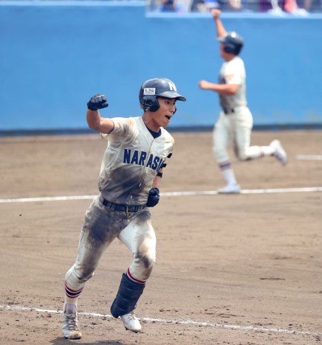 翔凜―習志野　９回裏習志野２死一、三塁、サヨナラ適時打を放ち拳を突き上げる林＝県総合ＳＣ
