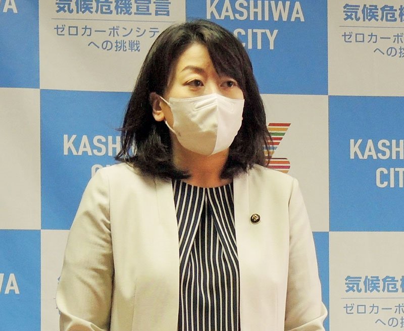 新型コロナウイルスの感染拡大に関し記者会見する太田市長＝２６日午後２時１０分ごろ、柏市役所
