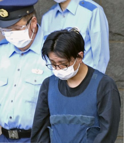 送検されるアイドルグループ「ＫＡＴ―ＴＵＮ」の元メンバー田中聖容疑者（右）＝１日午前、千葉県警柏署（共同）