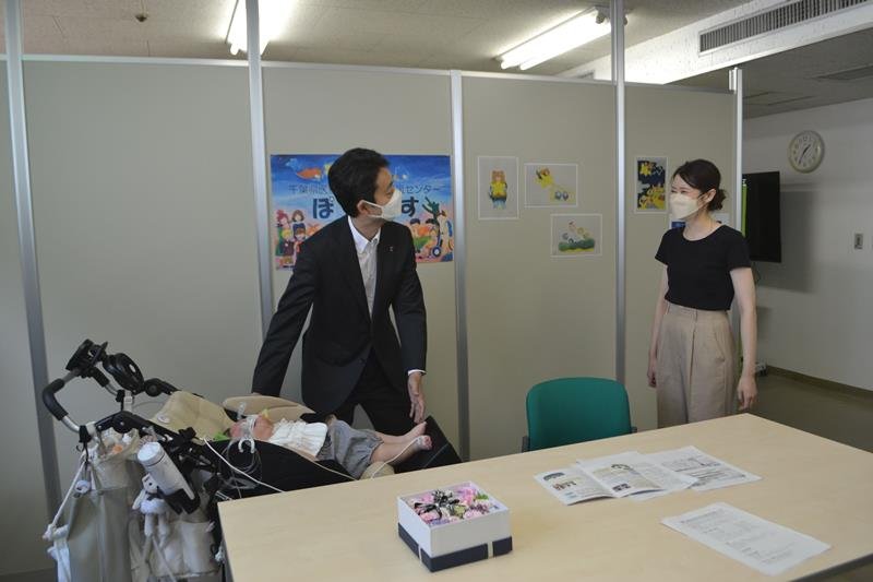熊谷俊人知事（中央）が相談窓口を視察し、利用者からの要望を聞いた＝１日、千葉市緑区
