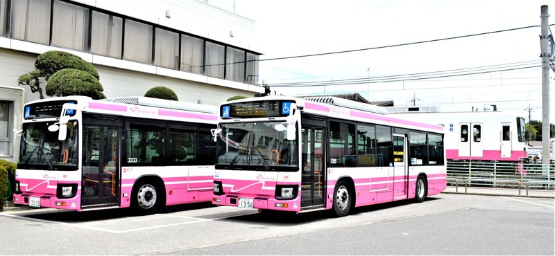 新京成電鉄の電車（右奥）と同じ色使いに統一した新京成グループの路線バス新車両＝５日、鎌ケ谷市の新京成電鉄本社