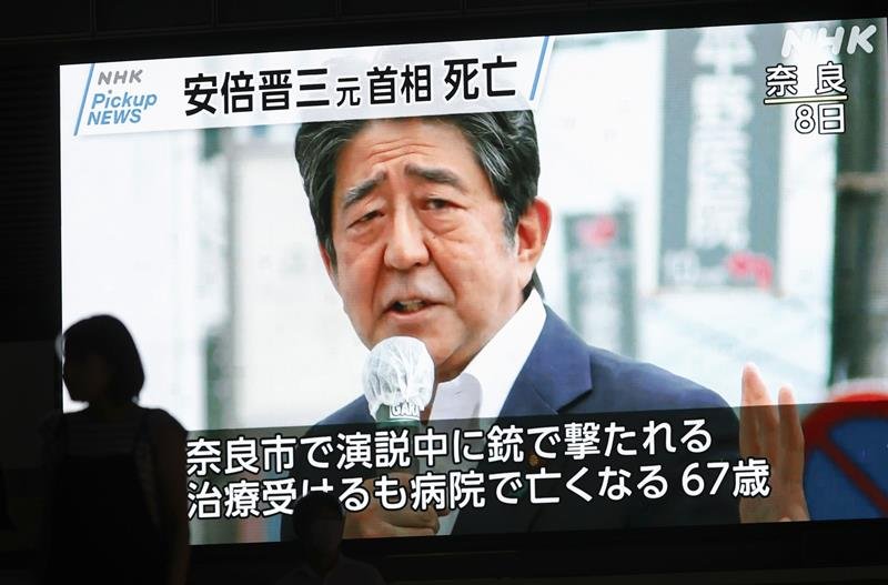 安倍元首相が銃撃され、死亡したことを伝える東京・秋葉原の大型モニター＝８日午後７時２１分　（共同）