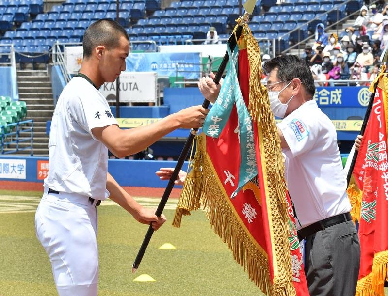 優勝旗を返還する専大松戸・加藤主将（左）＝ＺＯＺＯマリン
