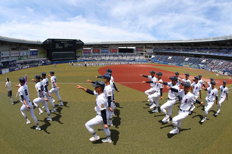 開会式で入場行進をする選手＝ＺＯＺＯマリン