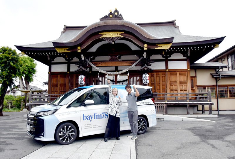キャンペーンカーの前でポーズを取る（左から）宮島さん、有馬さん＝１３日、千葉市花見川区