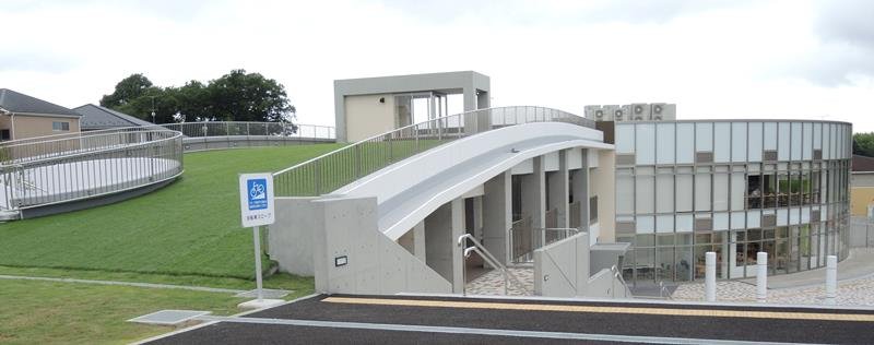 ８月１日にオープンする児童センター。屋上は人工芝を敷き、イベントに活用する＝野田市
