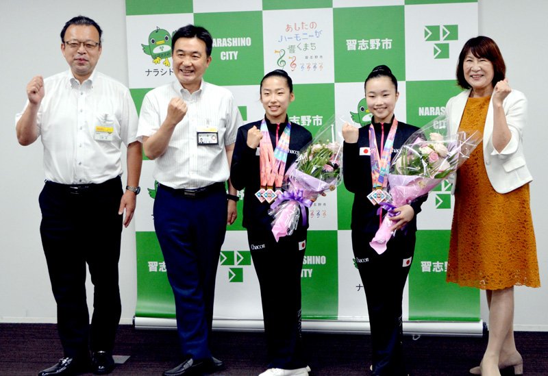 新体操アジアジュニア選手権でのメダルラッシュを宮本市長（左から２人目）らに報告した初根さん（中央）と清水さん（右から２人目）＝習志野市役所