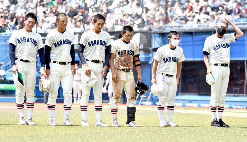 試合後、あいさつする習志野ナイン