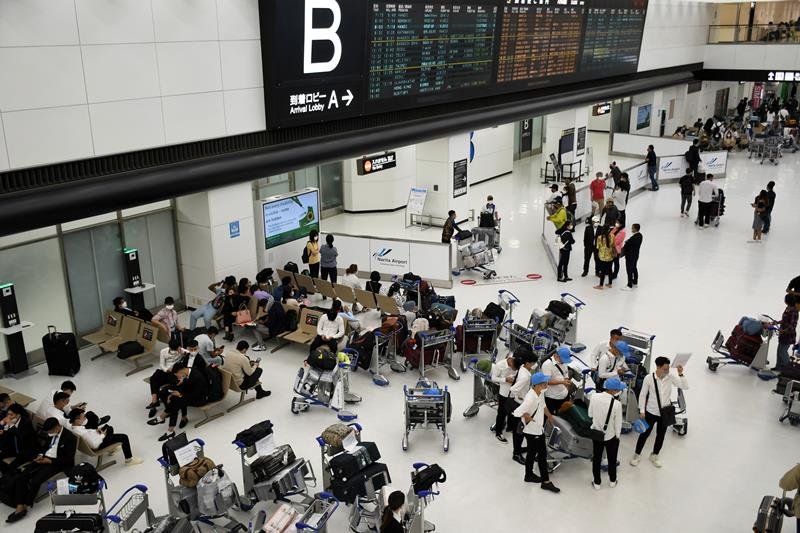 外国人の姿が目立つ成田空港の国際線到着ロビー＝６月
