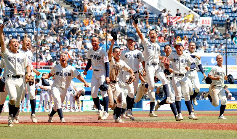 第１０４回全国高校野球選手権千葉大会で１５年ぶり６度目の優勝を果たし喜ぶ市船橋ナイン＝２７日、千葉市美浜区のＺＯＺＯマリンスタジアム