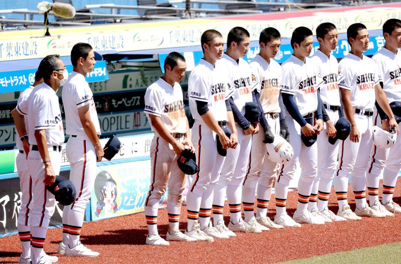 ２年連続決勝で敗れ肩を落とす中西主将ら木更津総合ナイン