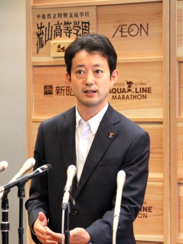 報道陣の取材に応じる千葉県の熊谷知事＝２４日、県庁