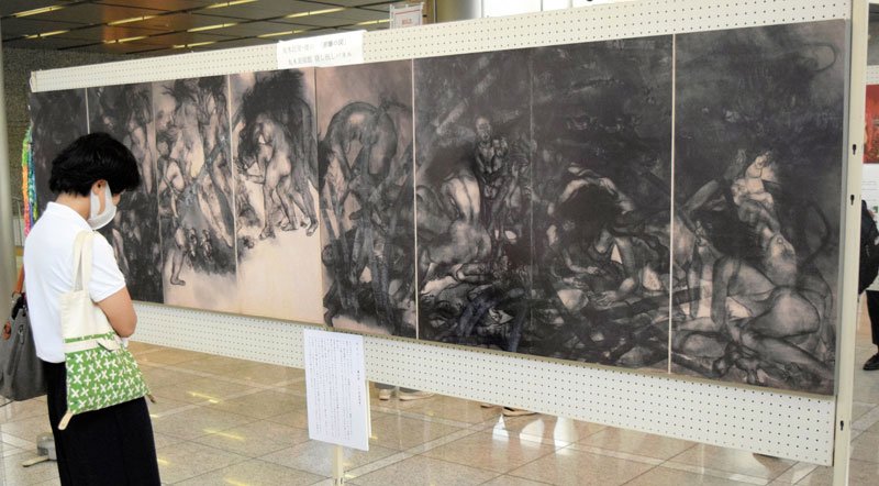 凄惨（せいさん）な原爆被害の実相を伝える約３０点の絵や写真が並ぶ平和祈念原爆展＝８日、千葉県庁