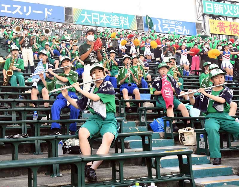 演奏でナインを後押しする市船橋の吹奏楽部員ら＝８日、兵庫県西宮市の甲子園球場
