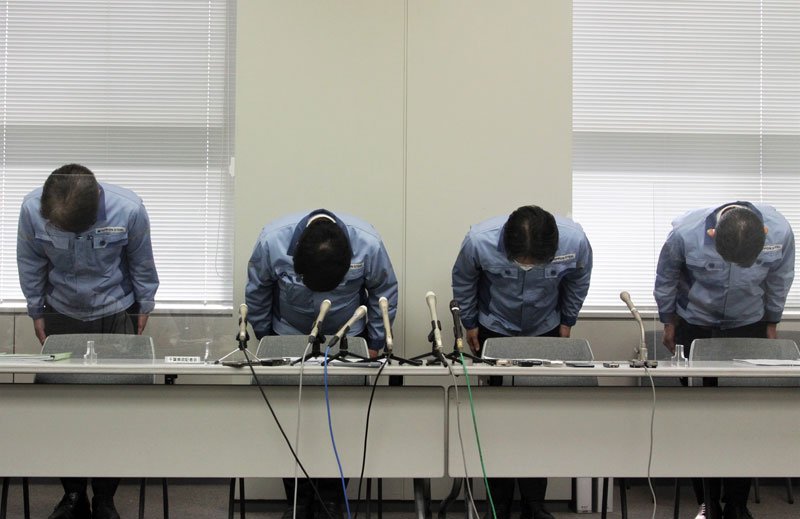 記者会見で謝罪する日本製鉄東日本製鉄所の谷潤一所長（左から２人目）ら＝１８日午後３時３０分ごろ、県庁

