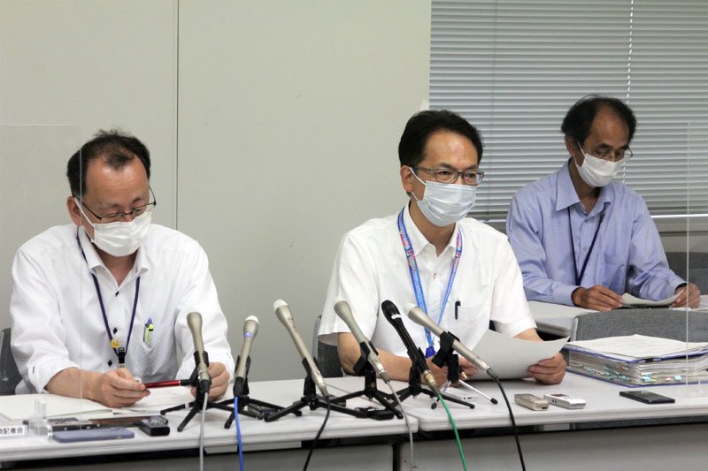 厳しい表情で日本製鉄の不適切事案について説明する県担当者ら＝１８日１４時ごろ、県庁
