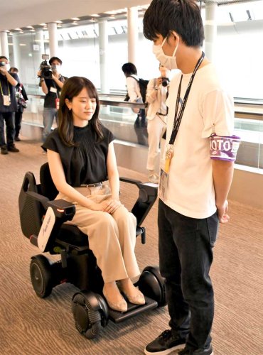 前方に人がいると認識して自動停止する電動車椅子＝成田空港