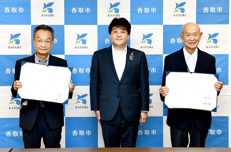 空き家対策の推進に関する協定を結んだ（左から）県宅地建物取引業協会北総支部香取地区の斎田代表、伊藤市長、市シルバー人材センターの相模会長＝香取市役所