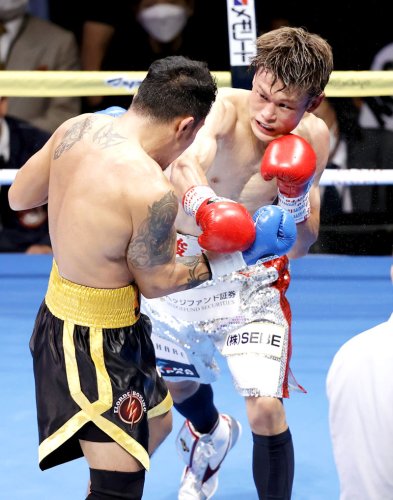 プロデビュー戦でフィリピン選手（左）を攻める堤駿斗＝７月１３日、大田区総合体育館（共同）