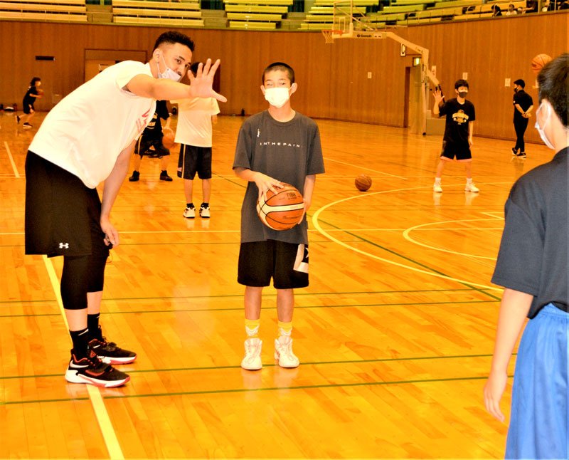 バスケ教室で中学生にアドバイスをするジェッツのファラーズ選手（左）＝八千代市
