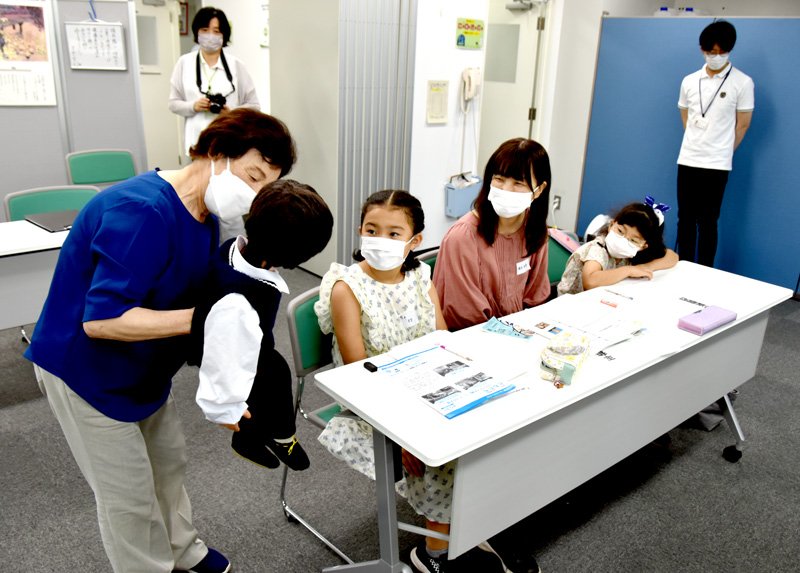 小谷さん（左）に再取材する参加者ら＝千葉市中央区