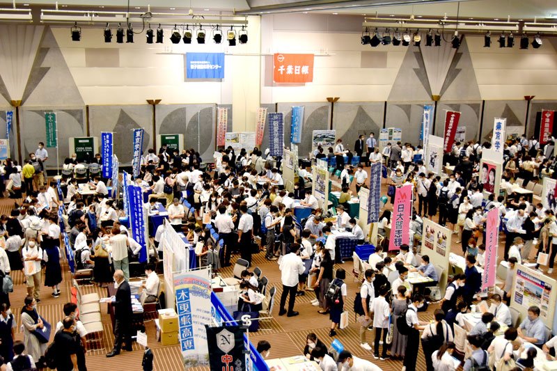 千葉県内外の１５５校が出展して開かれた進学フェア＝６日、千葉市美浜区
