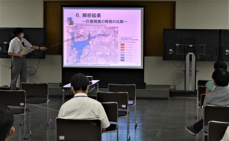 海老川上流地区の区画整理で、大雨時の浸水試算を市民に説明する船橋市担当者＝１９日夜、同市役所
