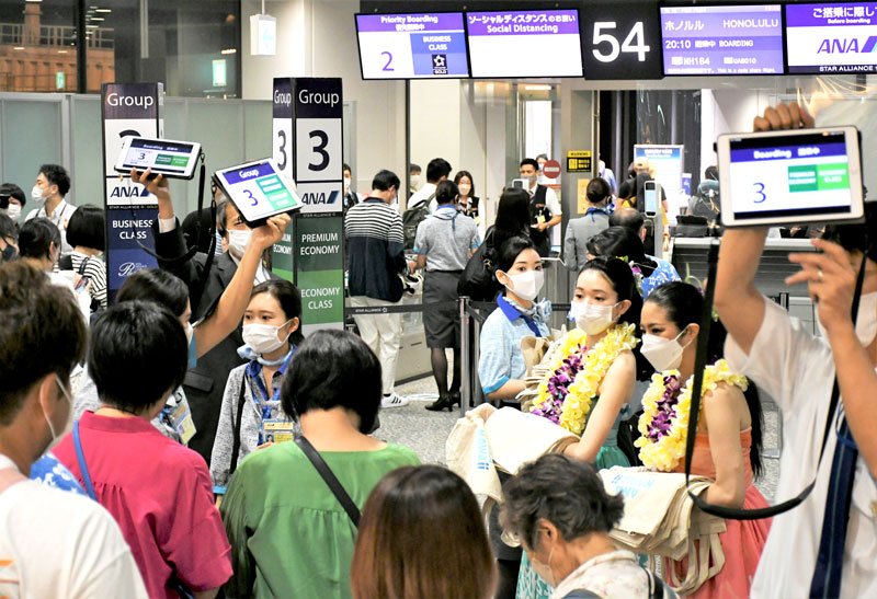 ７月に入り人気機材を活用したハワイ線の定期運航が再開し、にぎわいを見せた成田空港