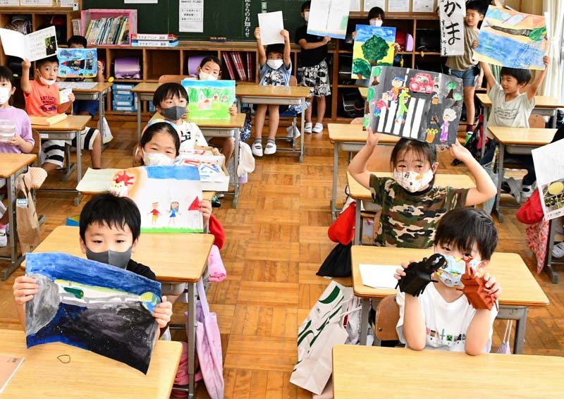 力作の自由研究を見せる２年生の児童たち＝１日午前９時１０分ごろ、神崎町立神崎小学校