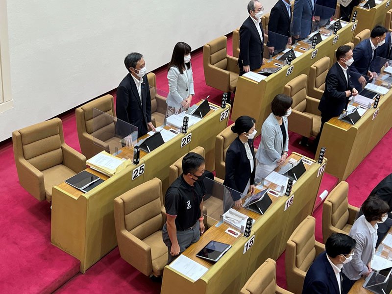 辞職勧告決議案を可決した市原市議会。左は議場を退出した岡前議長の議席＝１日午前