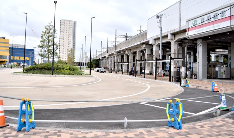 南船橋駅の南口にできた新たなロータリー付き広場＝船橋市