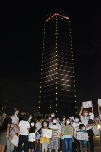 ライトアップされた千葉ポートタワー。小児がんを経験した子どもらが点灯までカウントダウンを行った＝９日午後、千葉市中央区
