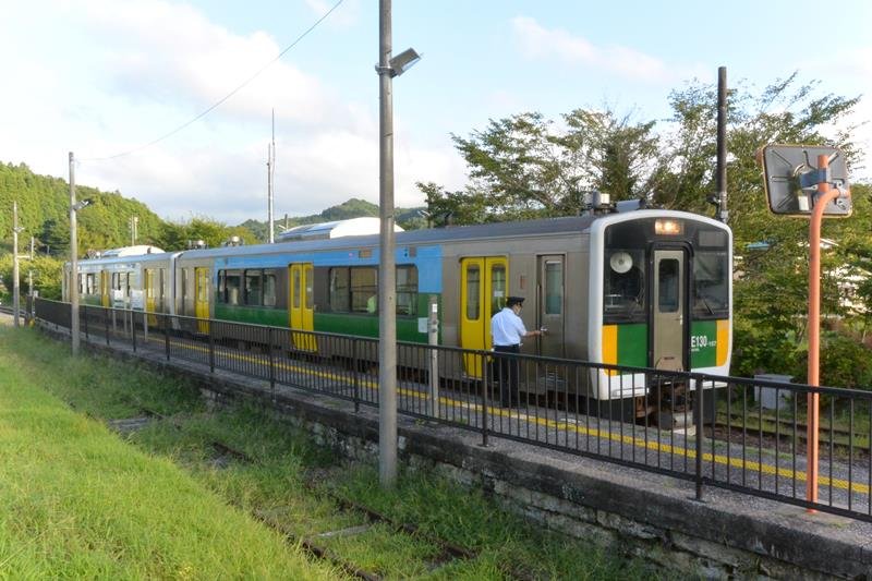 夕方５時過ぎ、上総亀山駅で久留里への出発を待つ久留里線の列車＝８月、君津市