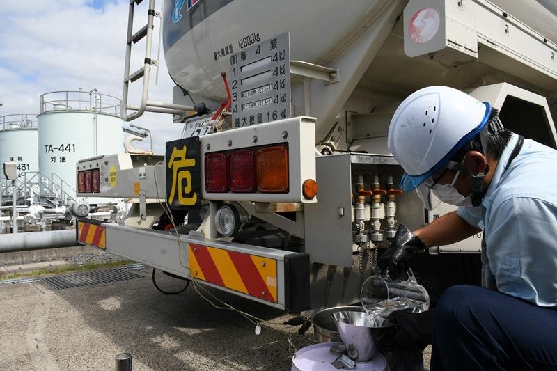 成田空港に近接する給油センターに運ばれてきたＳＡＦを目視で確認する作業員＝１６日、成田市
