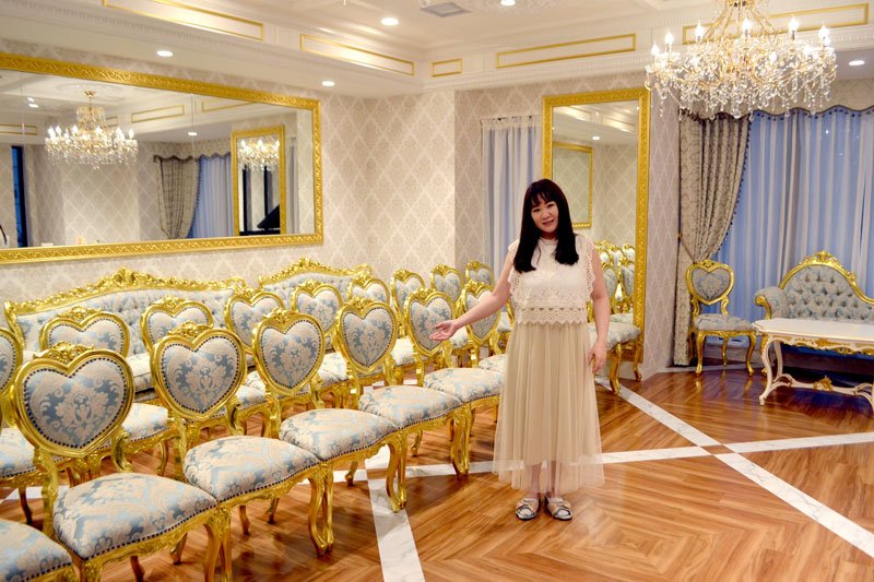 こだわったサロンの内装を紹介するバイオリニストの加藤玲名さん＝千葉市中央区