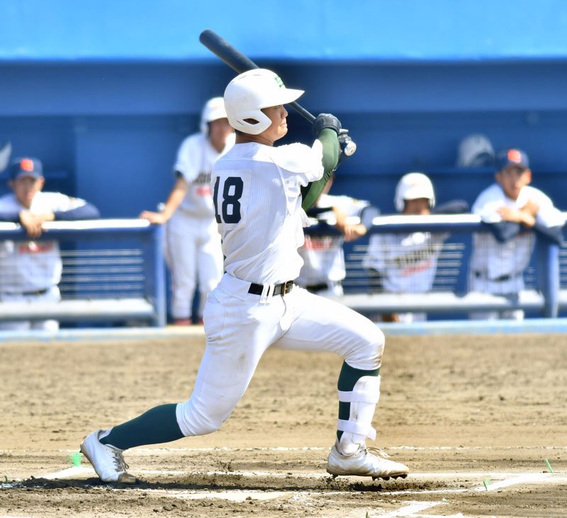 専大松戸―木更津総合　６回表専大松戸２死二塁、左翼席へ２点本塁打を放つ平野＝千葉県総合ＳＣ