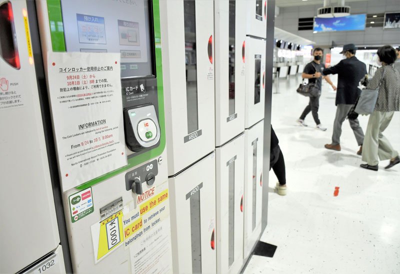 不審物が仕込まれるのを防ぐために封鎖されたコインロッカー＝２６日、成田空港