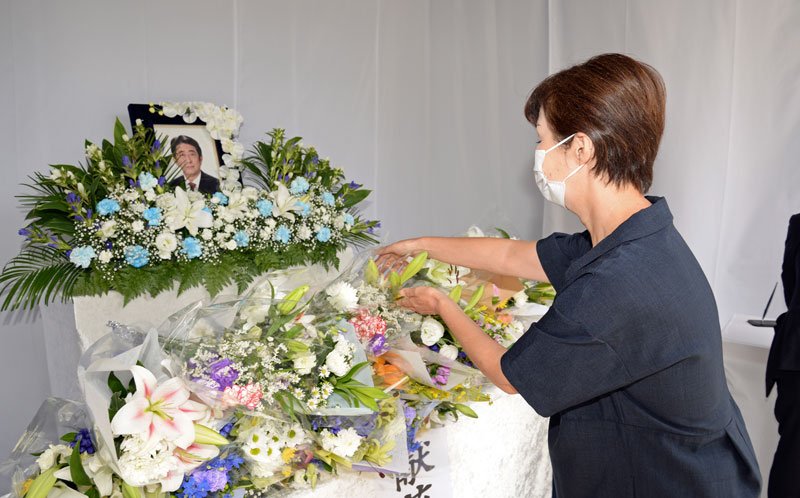 自民党千葉県連が設置した献花台で、安倍元首相の遺影に花を手向ける川名さん＝２７日午前、千葉市中央区の同党県連事務所前