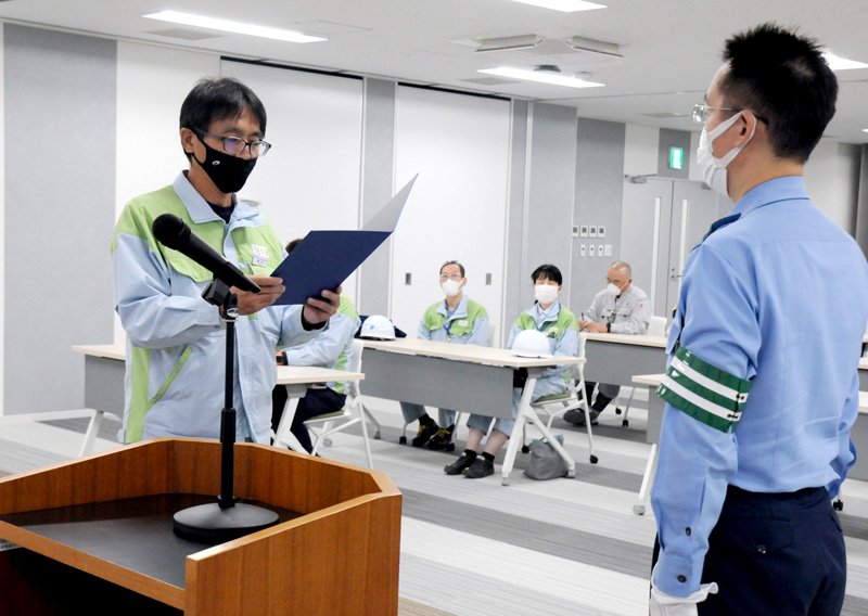 飲酒運転根絶を宣言するＪＥＲＡ姉崎火力発電所の亀井所長（左）＝市原市